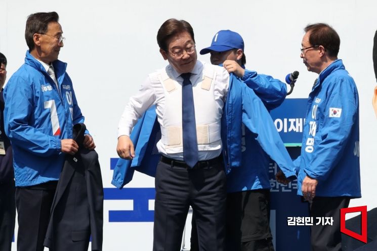 이재명 더불어민주당 대선 후보가 제21대 대통령선거 공식 선거운동이 시작된 12일 서울 종로구 청계광장에서 열린 중앙선거대책위원회 출정식에서 방탄복 위에 선거 운동복을 입고 있다. 김현민 기자