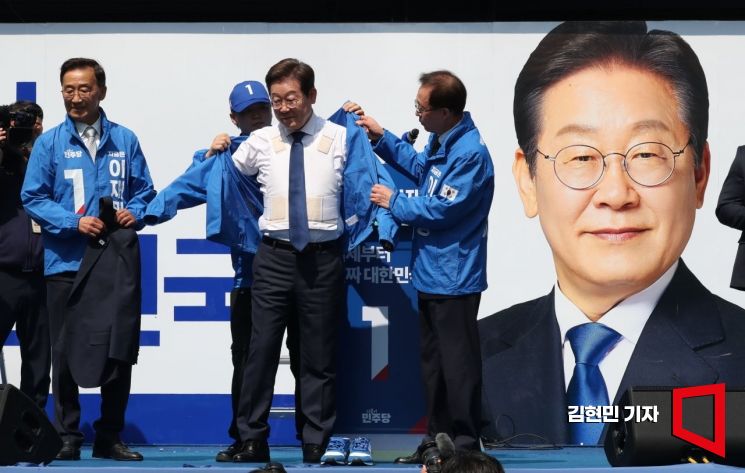 이재명 더불어민주당 대선 후보가 제21대 대통령선거 공식 선거운동이 시작된 12일 서울 종로구 청계광장에서 열린 중앙선거대책위원회 출정식에서 방탄복 위에 선거 운동복을 입고 있다. 김현민 기자