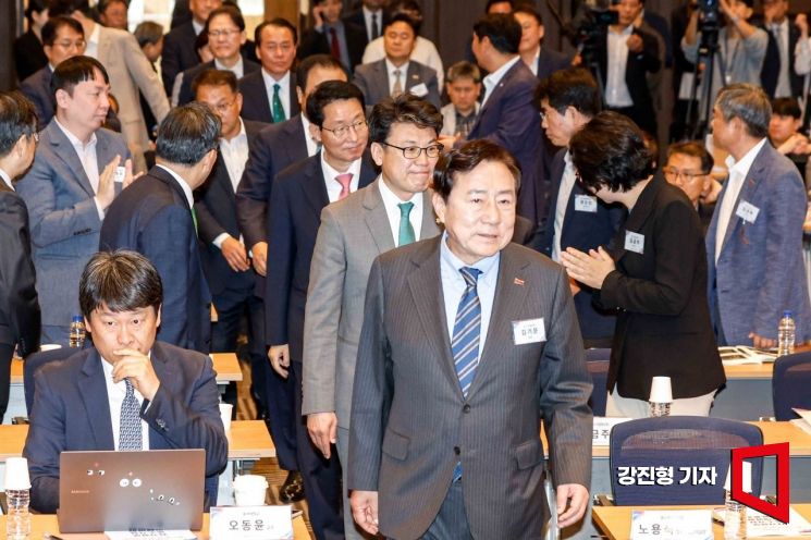 [포토] 토론회장 들어서는 김기문 회장-진성준 정책위의장-김상훈 정책위의장
