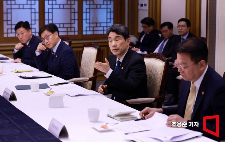 [포토] 경제안보전략 간담회 주재한 이주호 대행