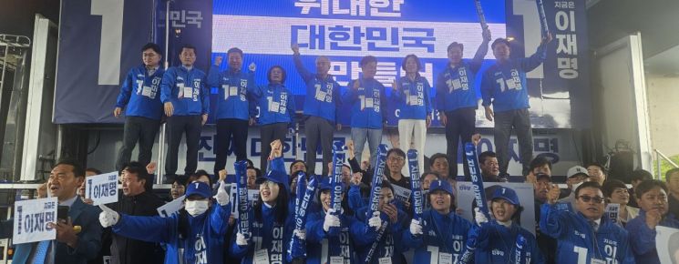 [포토]민주당 광주 서구을, 6·3대선 첫날 거리 유세