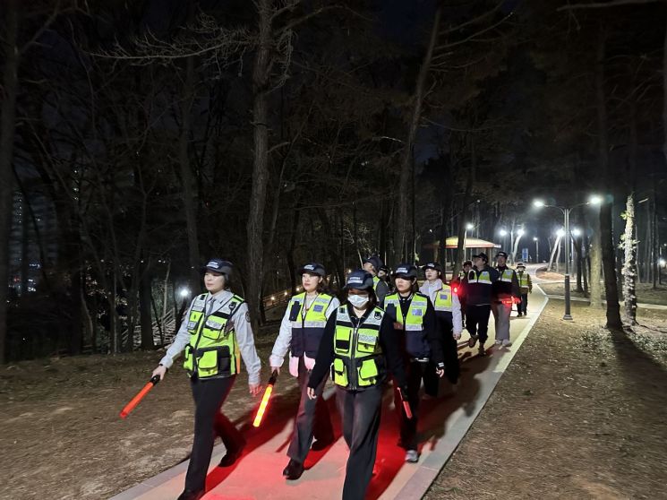 광주 광산구 월곡동에서 시민안심센터 주관으로 진행된 민관경 합동 야간 순찰에서 안전지킴이들이 골목길을 돌며 방범 활동을 펼치고 있다. 광산구 제공