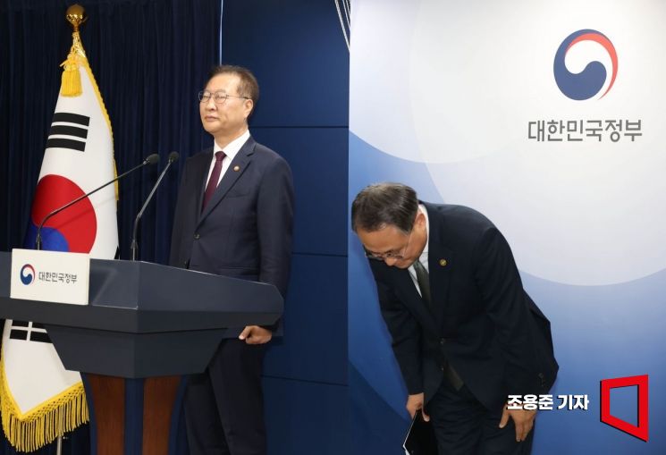 [포토] 인사하는 고기동 행안부 장관 대행