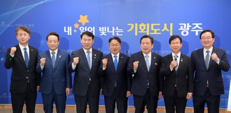 12일 오전 광주시청 브리핑실에서 강기정 시장을 비롯해 시교육감, 구청장 등이 제21대 대통령선거 투표 참여를 독려하는 기자회견을 하고 있다. (사진 왼쪽부터) 김이강 서구청장, 임택 동구청장, 이정선 시교육감, 강 시장, 김병내 남구청장, 박병규 광산구청장, 문인 북구청장. 광주시 제공