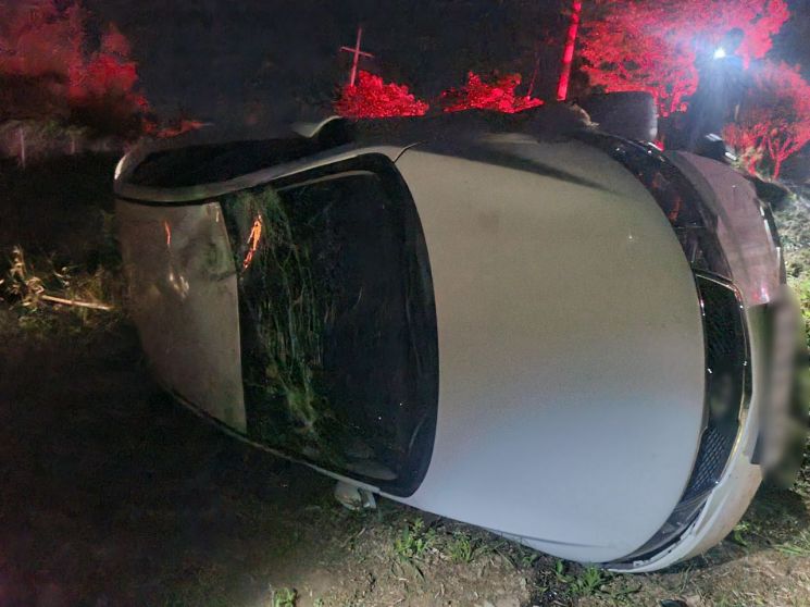 거제서 도로 달리던 차량, 옹벽 받고 추락 … 20대 외국인 운전자 숨져