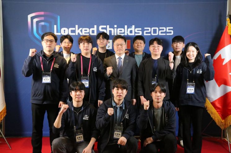 금융보안원이 지난 5일부터 9일까지 국제 사이버공격 방어훈련 '락드쉴즈 2025'에 참가해 기념촬영을 하고 있다. 금융보안원 제공.