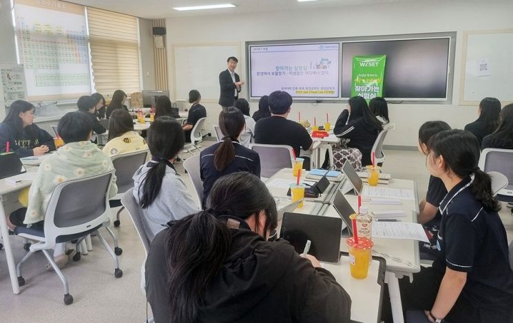 호남 제주권역 전남지역 R－WeSET 사업단이 나주고등학교에서 ‘찾아가는 실험실’ 프로그램을 운영하고 있다. 국립목포대학교 제공