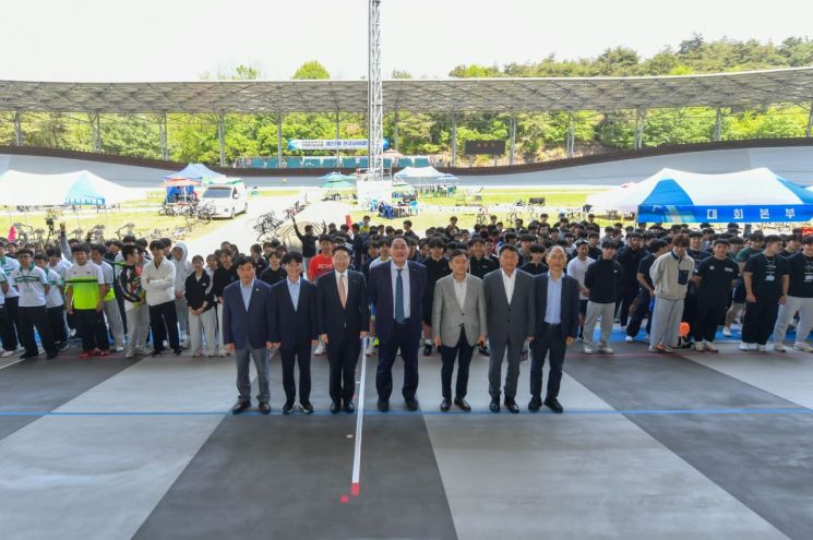 제27회 전국사이클대회·마스터즈사이클 투어 참가자들이 단체사진을 촬영하고 있다. 영주시 제공