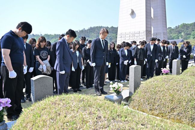 [포토]김이강 광주 서구청장, 5·18민주묘지 참배