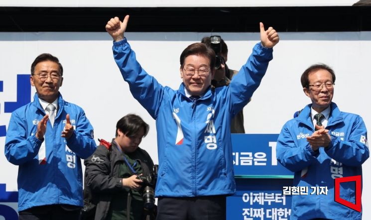 [포토] 이재명, '빛의 혁명' 광화문서 출정식...'통합' 메시지 발신