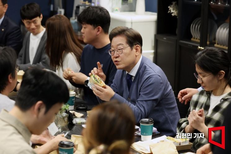이재명 더불어민주당 대선 후보가 12일 경기 성남시 판교의 한 오피스텔에서 'K-혁신' 브라운백미팅에 참여해 판교 IT개발자 2030 직장인들과 간담회를 하고 있다. 김현민 기자