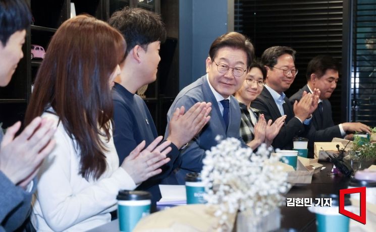 [포토] 이재명, 판교서 개발자 만나 "억압적 노동문화 바꿔야"