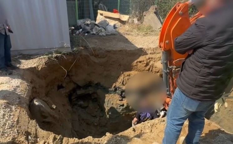 경북 구미에서 송유관 석유 절도 의심 신고를 접수한 경찰이 포크레인을 동원해 땅굴을 파고 있다. 경북경찰청 제공