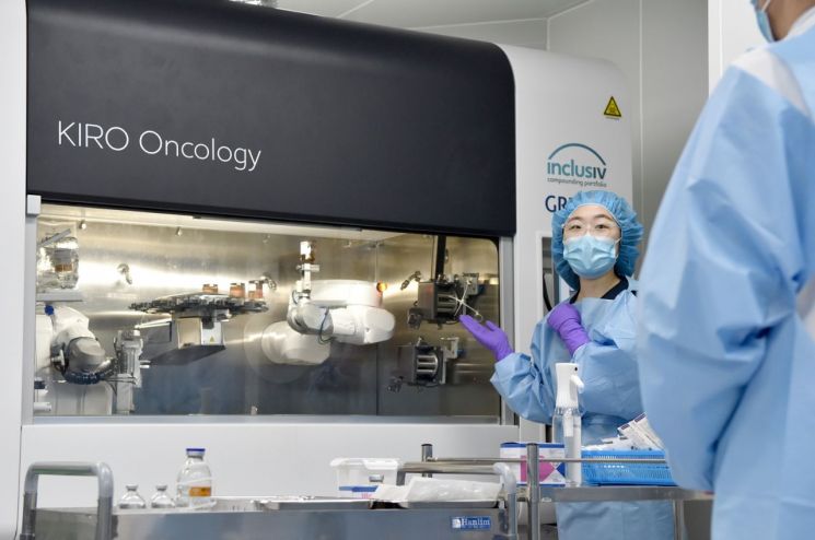화순전남대병원 약제부 직원이 최첨단 자동 항암주사 조제 로봇 ‘키오 온콜로지(KIRO Oncology)’에 대해 설명하고 있다. 화순전남대병원 제공