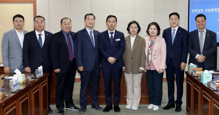 전남도의회가 위기에 빠진 석유화학철강산업의 효율적 정책 대안 마련을 위해 특위를 출범했다. 사진은 동부권 여수, 광양지역 의원들로만 구성된 특위위원들. 전남도의회 제공