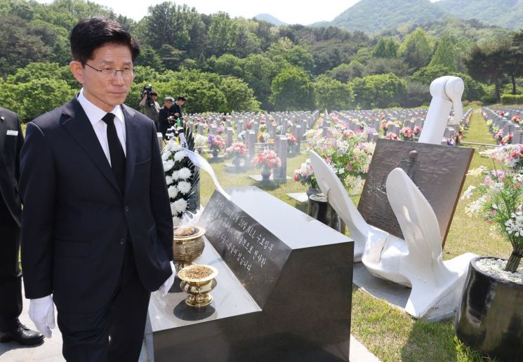 국민의힘 김문수 대선 후보가 12일 국립대전현충원 천안함 46용사 묘역에서 참배하고 있다. 연합뉴스