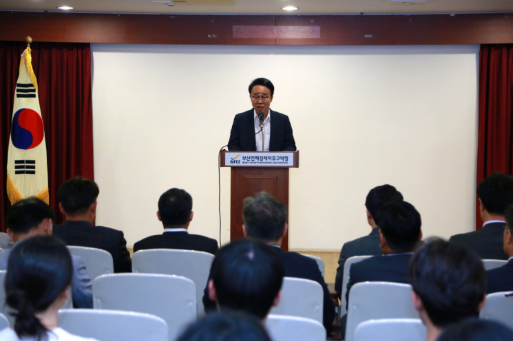 박성호 청장이 1일 정례조례에서 중동지역 등 해외투자 유치에 적극성을 강조하고 있다. 부산진해경제자유구역청 제공