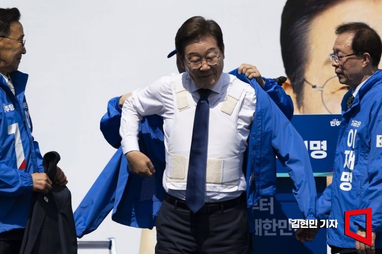 이재명 더불어민주당 대선 후보가 12일 서울 청계광장에서 열린 출정식 및 첫 유세에서 방탄복 위에 선거 운동복을 입고 있다. 2025.5.12 김현민 기자