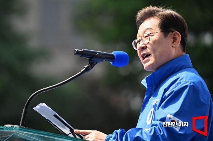 이재명 더불어민주당 대선후보가 제21대 대통령선거 공식 선거운동이 시작된 12일 서울 청계광장에서 열린 '빛의 혁명' 광화문 유세에서 연설하고 있다. 김현민 기자