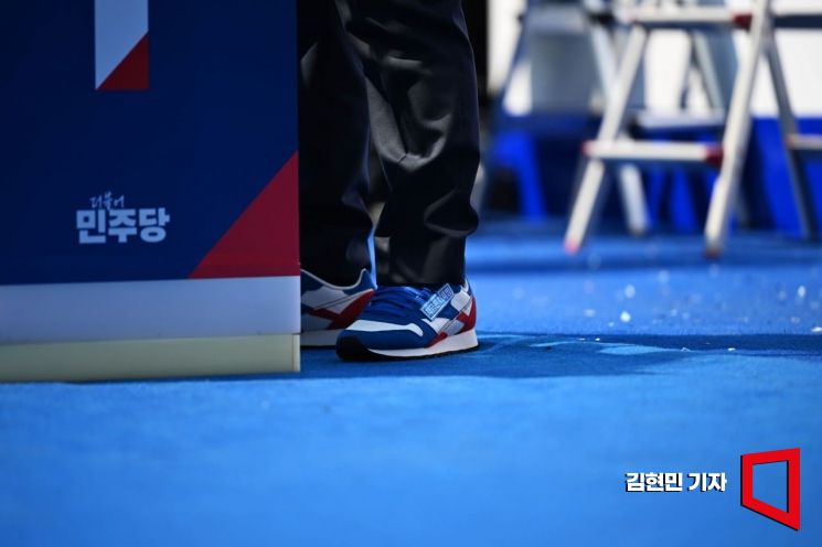 "어머 이건 꼭 사야돼"…빨강·파랑 이재명 운동화 품절사태