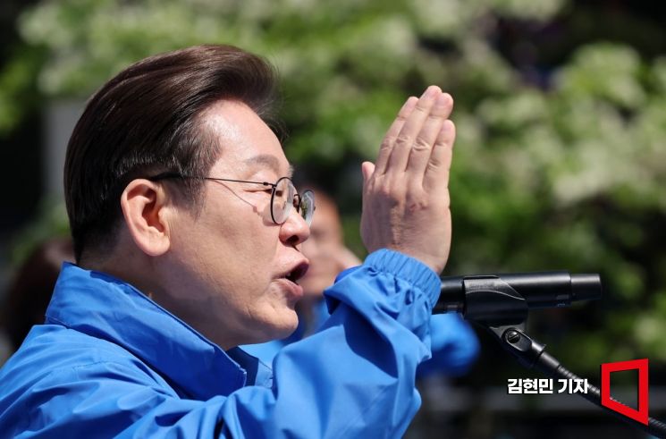 이재명 더불어민주당 대선후보가 제21대 대통령선거 공식 선거운동이 시작된 12일 서울 청계광장에서 열린 '빛의 혁명' 광화문 유세에서 연설하고 있다. 2025.5.12 김현민 기자