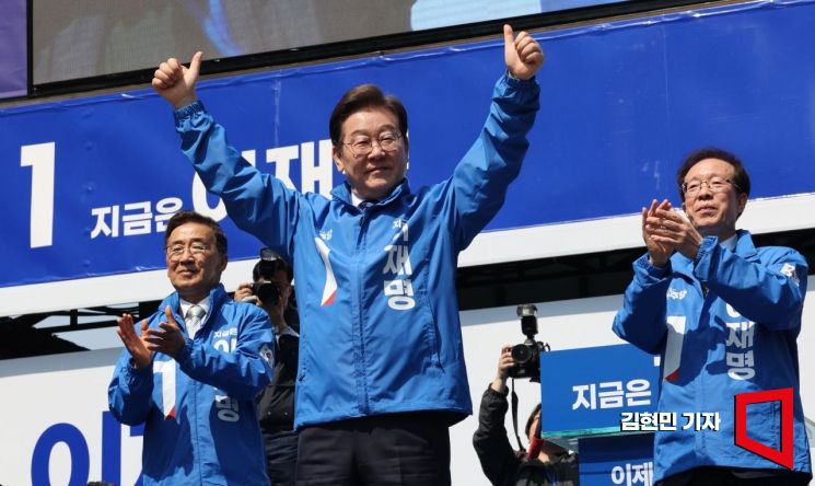 이재명 더불어민주당 대선후보가 제21대 대통령선거 공식 선거운동이 시작된 12일 서울 청계광장에서 열린 '빛의 혁명' 광화문 유세에서 손을 들어 유권자들에게 인사하고 있다. 2025.5.12 김현민 기자