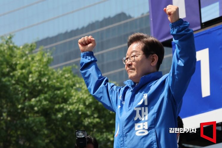 이재명 더불어민주당 대선후보가 제21대 대통령선거 공식 선거운동이 시작된 12일 서울 청계광장에서 열린 '빛의 혁명' 광화문 유세에서 손을 들어 유권자들에게 인사하고 있다. 2025.5.12 김현민 기자