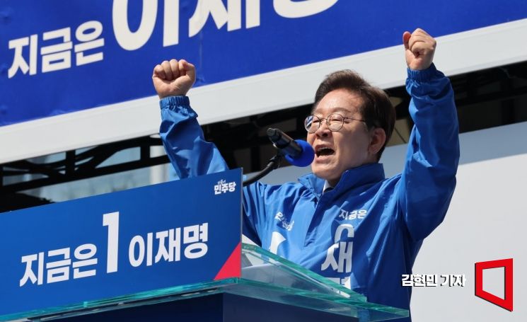 이재명 더불어민주당 대선후보가 제21대 대통령선거 공식 선거운동이 시작된 지난 12일 서울 청계광장에서 열린 '빛의 혁명' 광화문 유세에서 연설하고 있다.