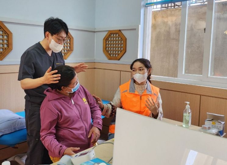 해외 현지 한의 진료 모습. 한국한의약진흥원 제공
