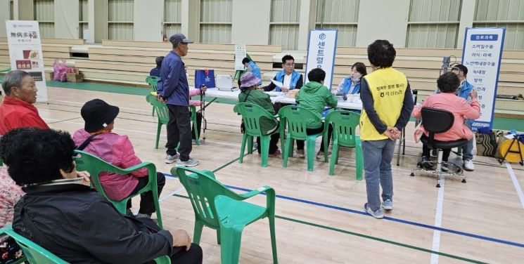 곡성군은 지난 9일 의료서비스 접근성이 취약한 농촌지역 어르신 400여명을 대상으로 '농촌 왕진버스' 의료지원 사업을 운영했다. 곡성군 제공