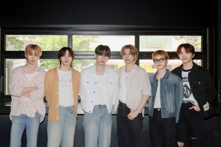 그룹 보이넥스트도어(성호, 리우, 명재현, 태산, 이한, 운학)가 12일 서울 마포구 합정동 한 카페에서 인터뷰에 임하고 있다. KOZ엔터테인먼트