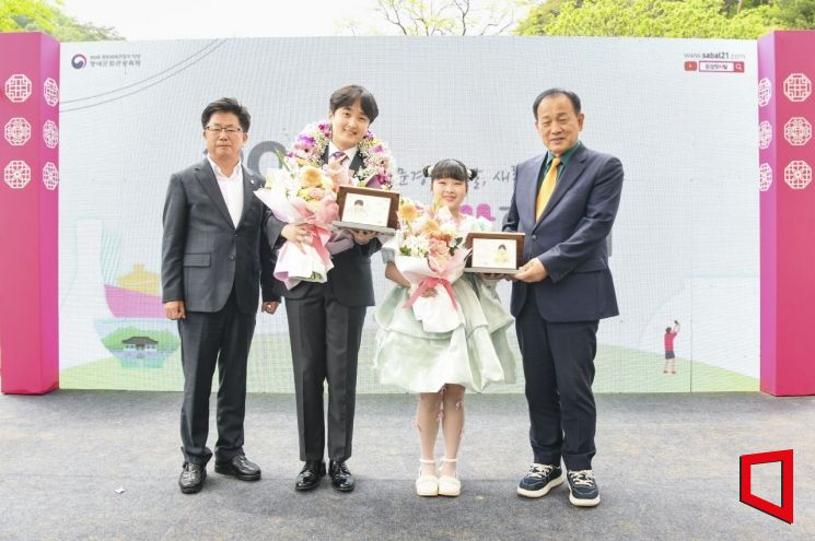 신현국 문경시장(오른쪽 첫 번째)이 트로트 유망주 이재희·장혜진에게 문경 홍보대사에 위촉하고 기념찰영 하고 있다.