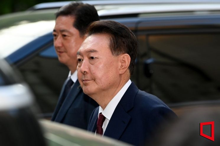 윤석열 전 대통령이 12일 서울 서초구 중앙지방법원에서 열린 내란 우두머리 혐의, 직권남용 권리행사방해 혐의 사건 3차 공판을 마치고 나오고 있다.2025.05.12 사진공동취재단