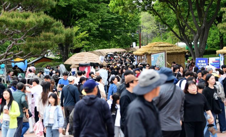 진주시 도민체전·진주 논개제 행사 방문객.