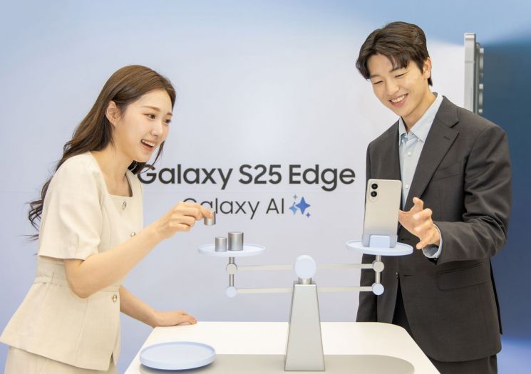 13일 서울 '삼성 강남'에서 진행된 '갤럭시 S25 엣지' 공개 행사에서 제품을 소개하고 있는 모습. 사진=삼성전자