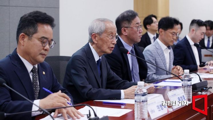 윤여준 더불어민주당 상임총괄선대위원장이 13일 국회 의원회관에서 열린 디지털자산위원회 출범회의에서 발언하고 있다. 김현민 기자