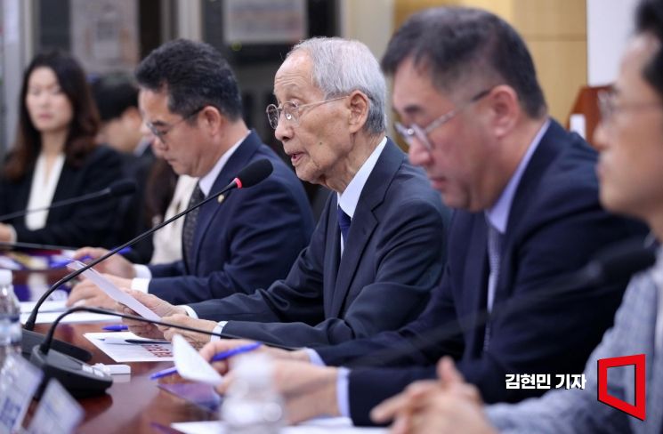 [포토] 디지털자산위원회 발언하는 윤여준 위원장