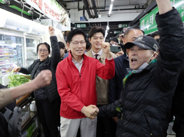 '단일화 파동' 출발선 늦게 선 김문수…유세 첫 날부터 '삐거덕' 
