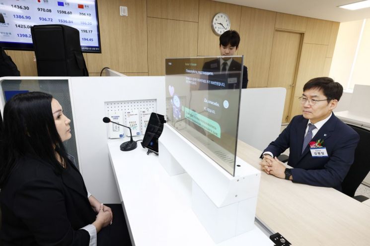경기도 안산시에 위치한 기업은행 안산외국인금융센터에서 김형일 IBK기업은행 전무이사(오른쪽)가 실시간 통번역서비스 시스템을 13일 시연하고 있다. 기업은행 사진제공.