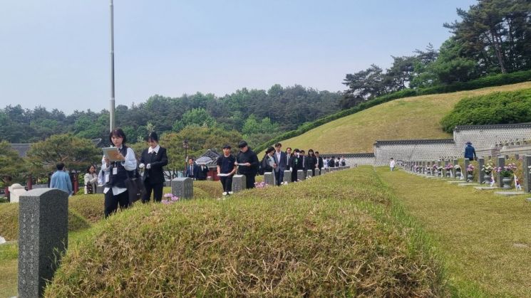 5·18 추모 물결…"'소년이 온다','택시운전사' 보고 일본에서 왔어요"