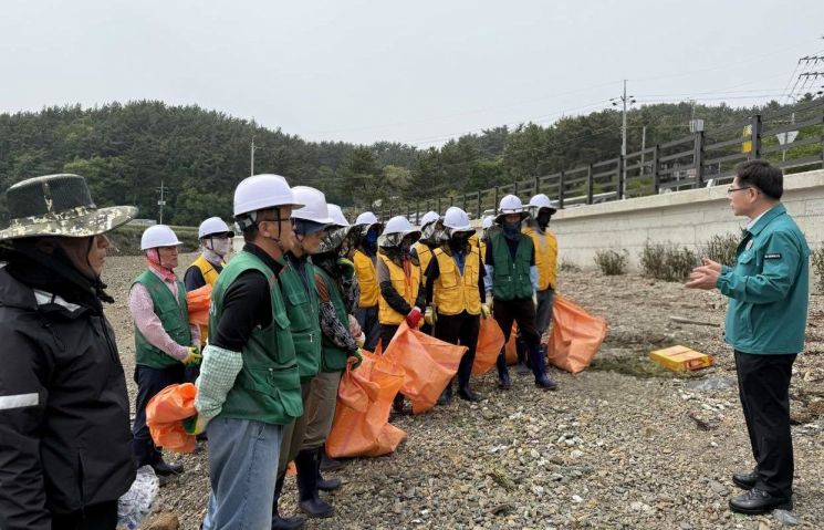 박동진 마산합포구청장, 해안변 환경정비 현업종사자 격려