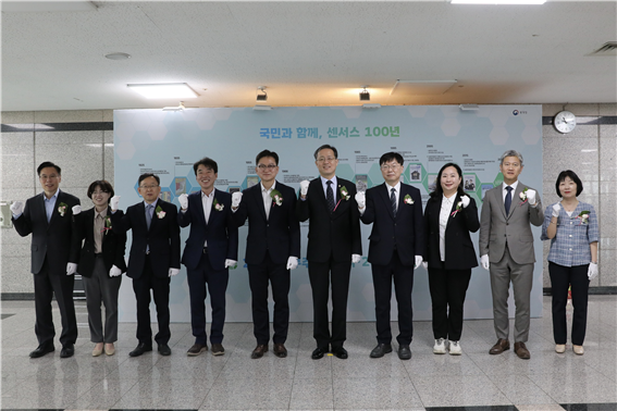 대전 서구 정부청사에서 열린 '2025 인구주택총조사 및 농림어업총조사 실시본부 현판식'에서 이형일 통계청장(오른쪽 다섯번째) 및 관계자들이 기념사진을 촬영하고 있다. 사진=통계청