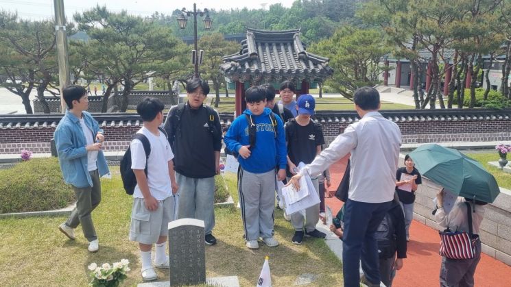 5·18 추모 물결…"'소년이 온다','택시운전사' 보고 일본에서 왔어요"