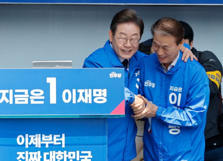 더불어민주당 이재명 대선 후보가 13일 오전 집중 유세를 위해 경북 구미역 광장을 찾아 권오을 국민대통합위원장과 인사를 나누고 있다. 공동취재단 연합뉴스