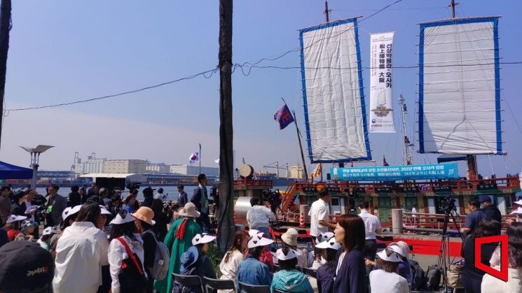 2025 오사카 간사이 엑스포에서 '한국의 날' 행사가 열린 13일 오사카 현지 항구에서 조선통신사 행렬 재현 행사가 열리고 있다. 사진=김형민 기자