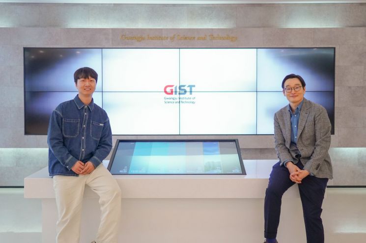 (사진 왼쪽부터) GIST 신소재공학과 조영훈 박사과정생, 유승준 교수. GIST 제공