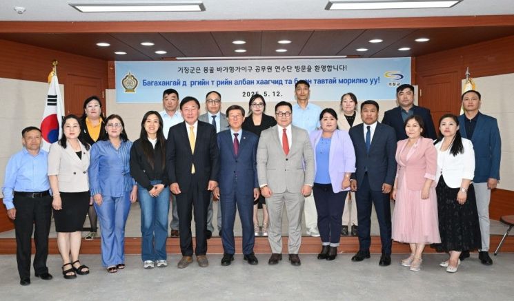 몽골 바가항가이구와 기장군 관계자가 교류활동을 진행하고 기념촬영을 하고 있다. 기장군 제공
