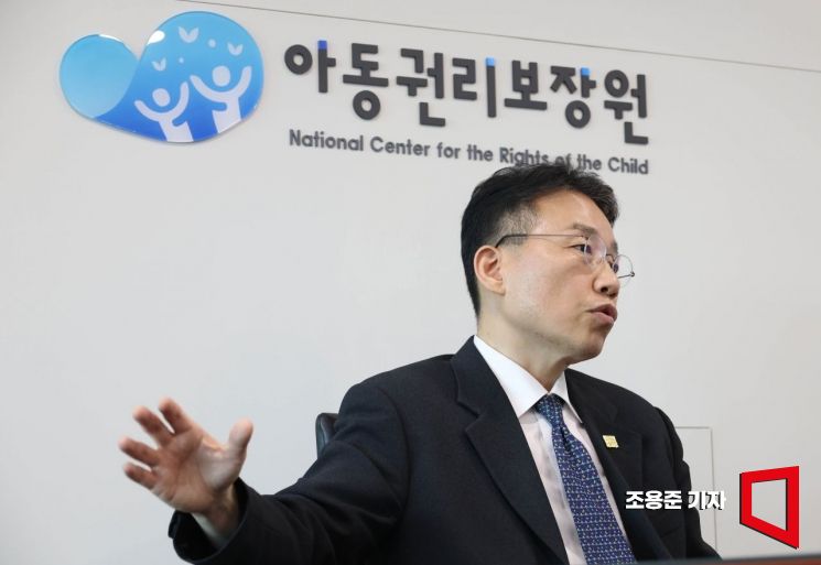 정익중 아동권리보장원장이 지난 13일 서울 중구 사무실에서 아시아경제와 인터뷰 하고 있다. 조용준 기자