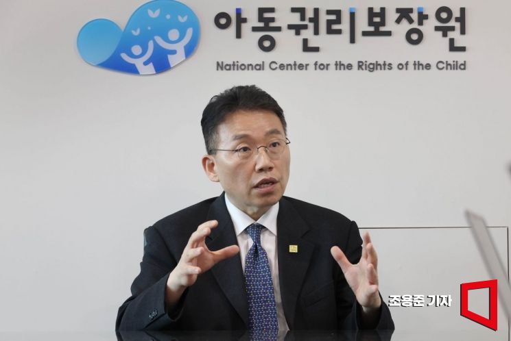 정익중 아동권리보장원장이 지난 13일 서울 중구 사무실에서 아시아경제와 인터뷰 하고 있다. 조용준 기자