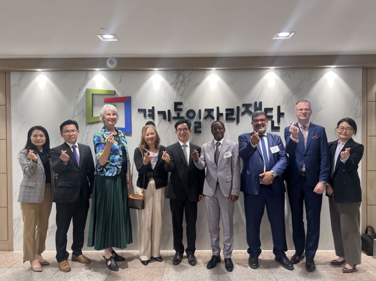 경기도일자리재단을 찾은 뉴질랜드 해밀턴시장, 리비아 농림축산부 차관, 스페인 라스팔마스시장, 미국 국무부 외교사절국 지국장 등 7개국 정부 고위 관계자들이 기념사진을 찍고 있다. 경기도일자리재단 제공